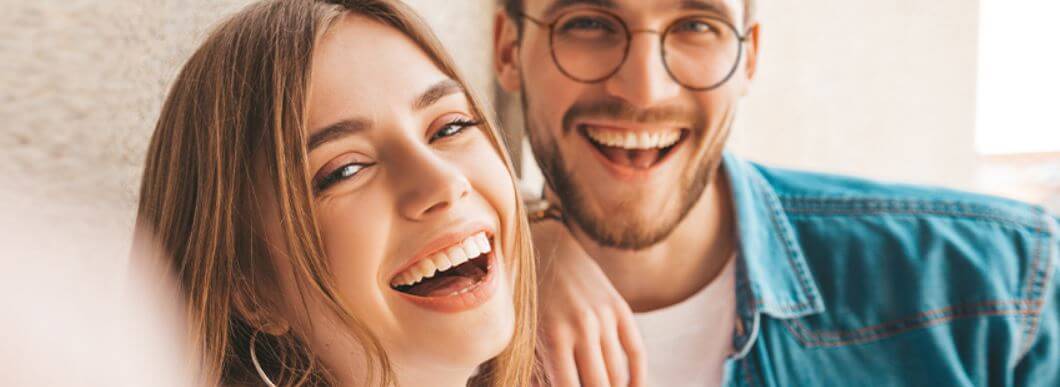Models mit Brille und Kontaktlinsen als Banner der Seite für Lensbest Gutscheine