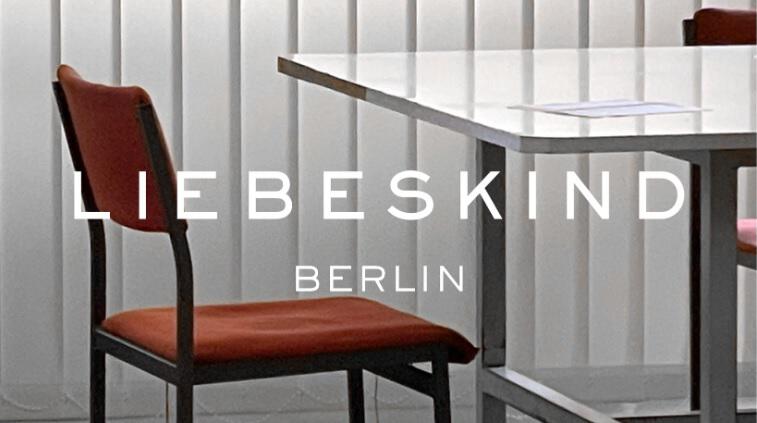Tisch und Stuhl mit Logo als Banner für die Liebeskind Gutscheinseite