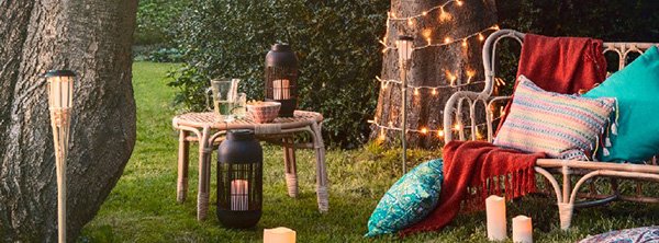 Salon de jardin avec guirelandes et torches