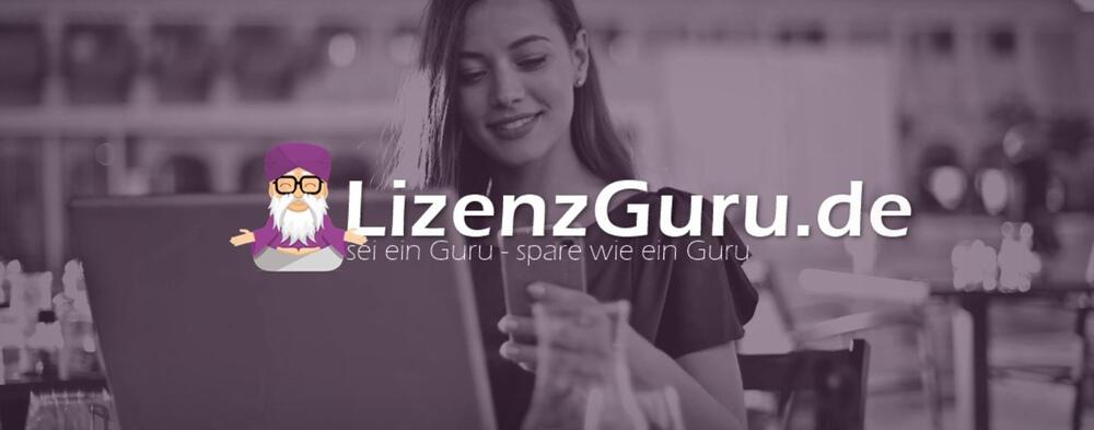 Banner der Seite für Lizenzguru Gutscheine: "Lizenzguru.de" und Maskottchen des Unternehmens vor Foto einer jungen Frau an Laptop und Smartphone