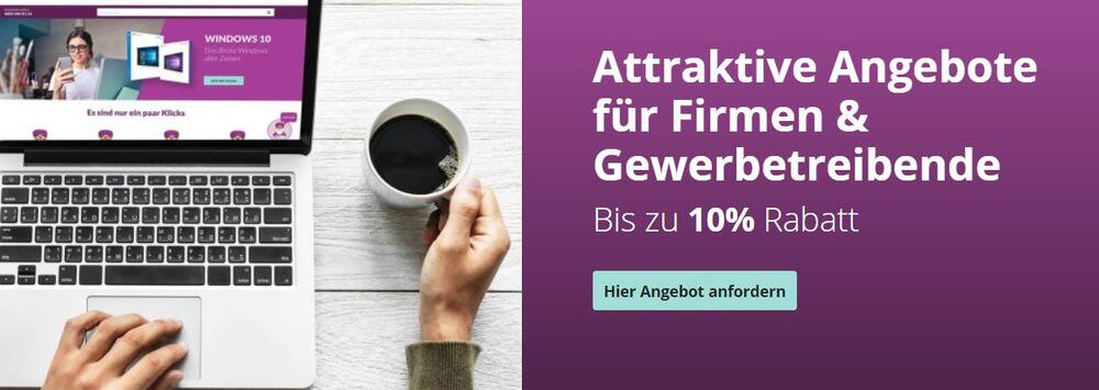 Bis zu 10 % Rabatt bietet Lizenzguru Geschäftskunden – Foto zweier Hände, eine liegt auf Touchpad eines aufgeklappten Laptops, die andere hält eine Kaffeetasse