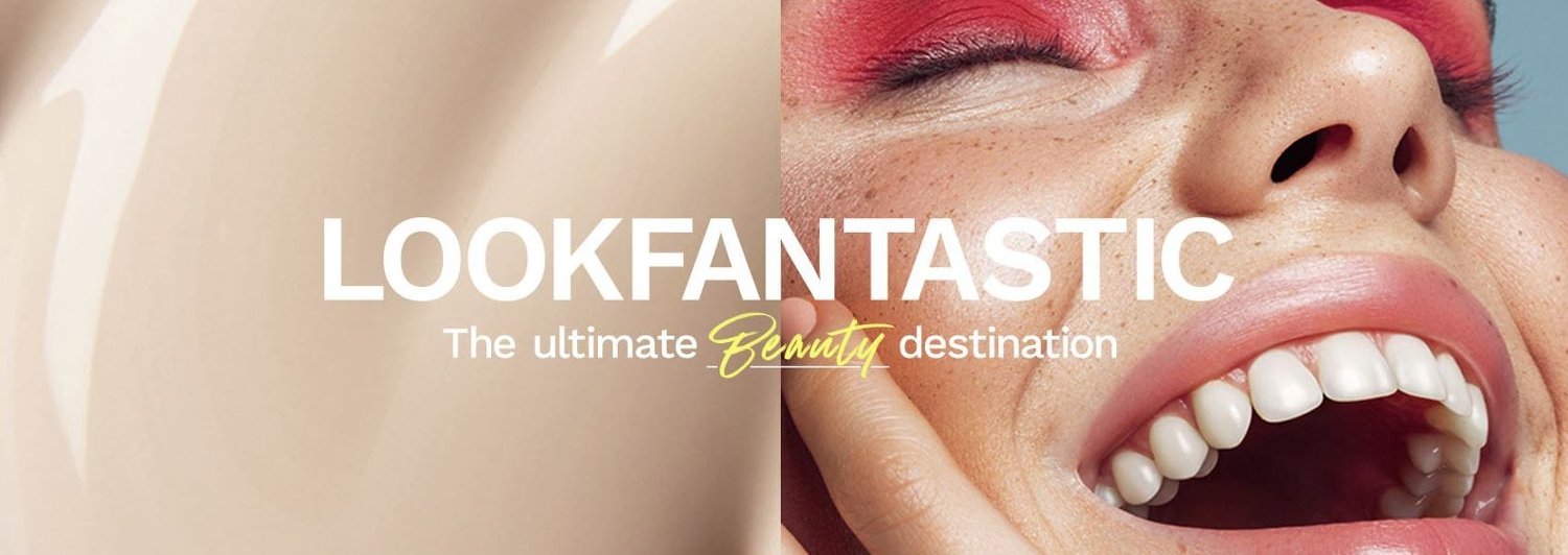 in Rosatönen geschminkte Frau auf Banner mit Aufschrift "Lookfantastic – The ultimate Beauty destination"