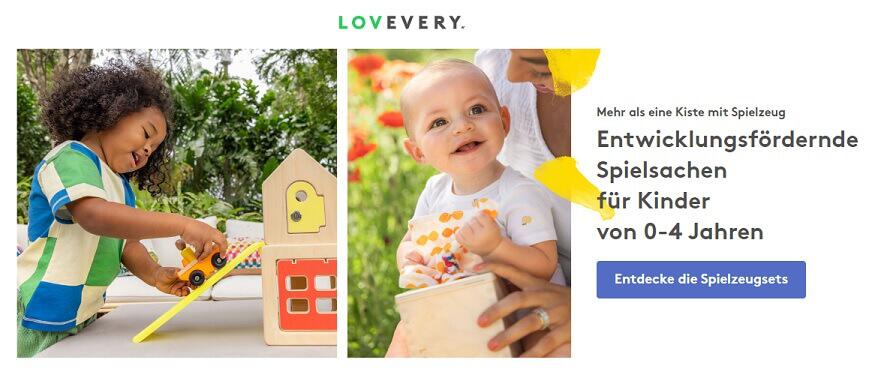 Zwei kleine Kinder spielen mit den Lovevery Spielzeugsets; Hinweis auf entwicklungsförderndes Spielzeug