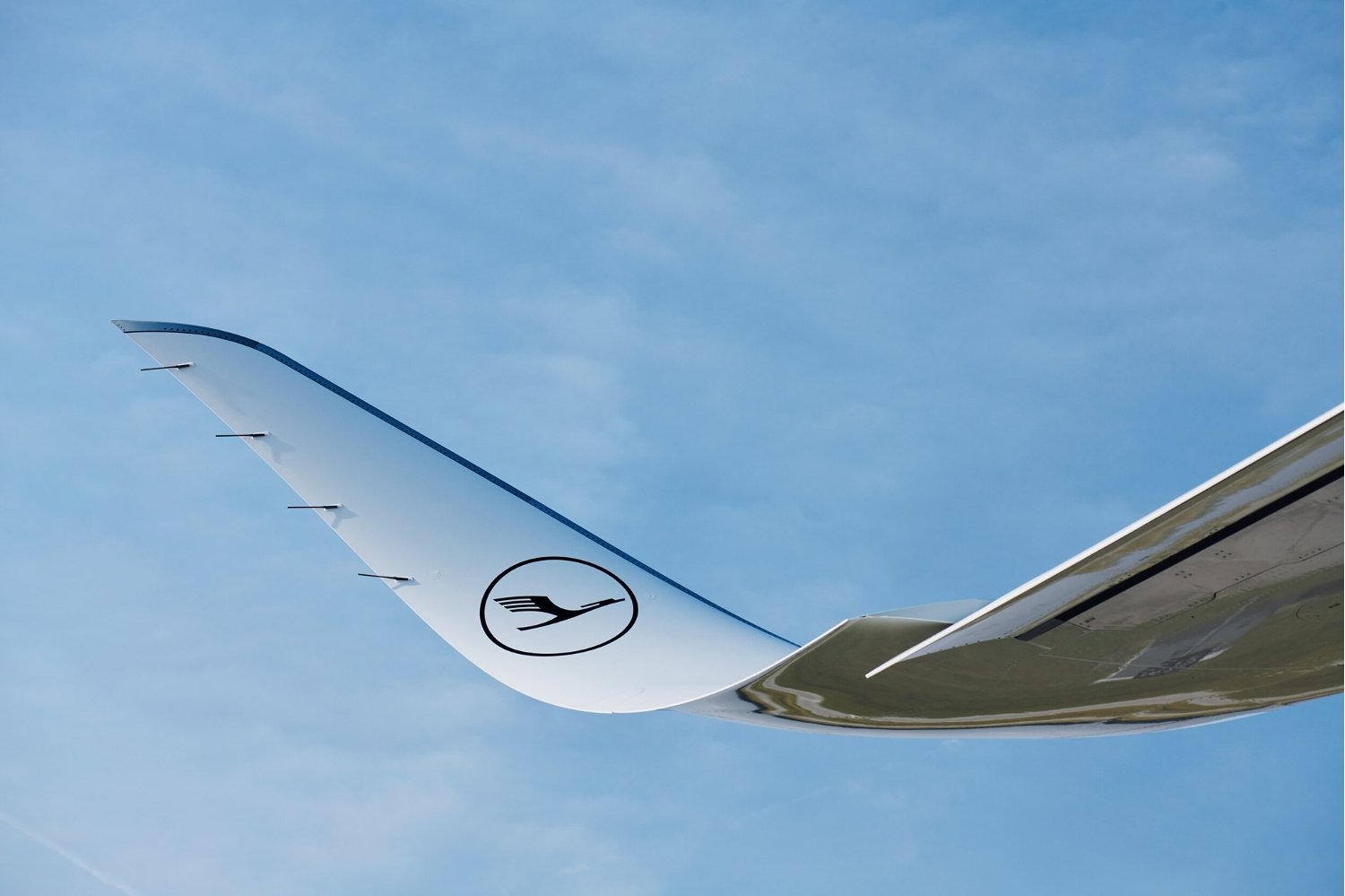 Aile d&apos;avion avec logo Lufthansa sur un ciel bleu