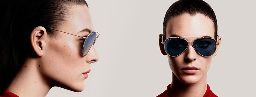 Photo d&apos;une femme brune de face et de profil portant une paire de lunettes de soleil Ray-Ban Aviator