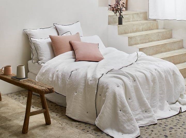 Lit blanc avec coussins et plaid Madura