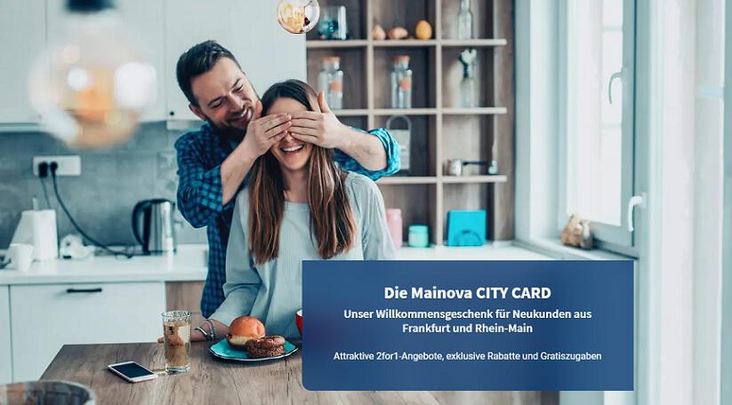 Ein Mann überrascht eine Frau mit der Mainova CITY CARD mit tollen Angeboten und Aktionen