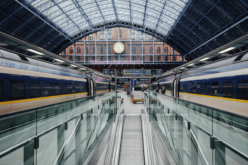 man-legs-suitcase-train-platform_optimized_200.png