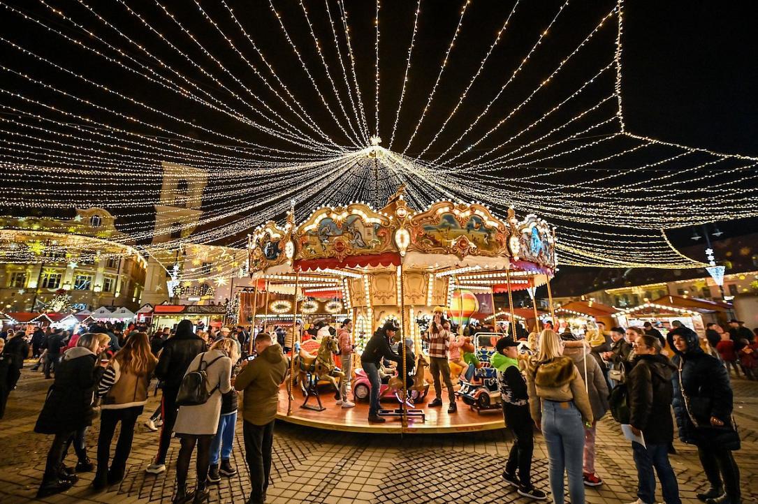 Vue de nuit du manège du marché de Noël de Sibiu en Roumanie