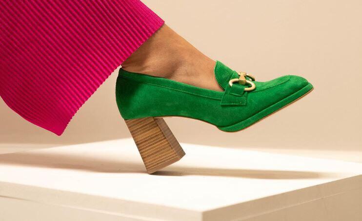 Manfield Damenschuhe: Fuß in grünem Loafer-Pump mit Blockabsatz aus Holz