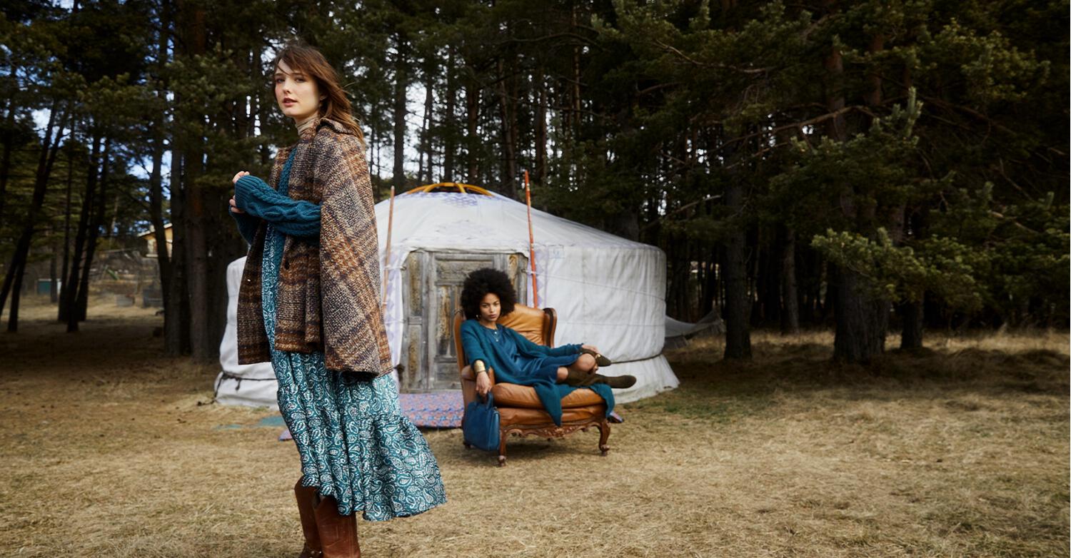Deux mannequins Molly Bracken devant une yourte blanche