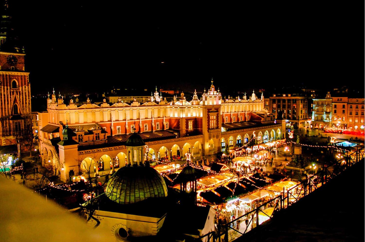 Vue de nuit du marché de Noël de Cracovie en Pologne