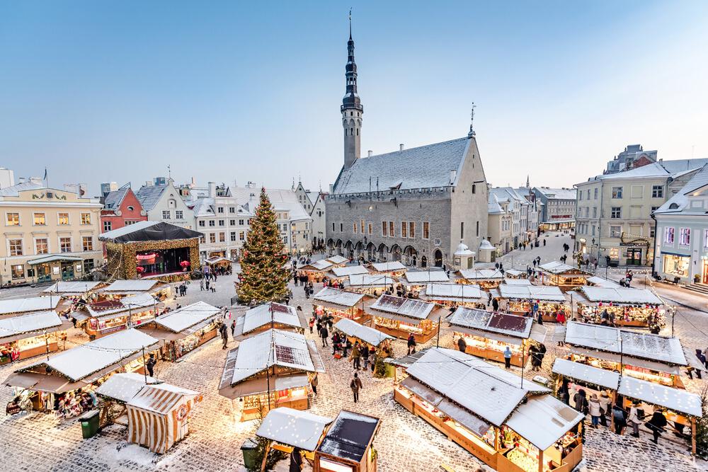 Vue aérienne du marché de Noël de Tallinn en Estonie sous la neige