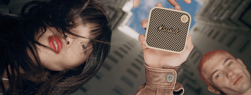 Banner für die Marshall Headphones Gutscheinseite mit Foto eines in der Hand gehaltenen Lautsprechers