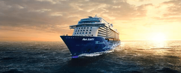 Mein Schiff Kreuzfahrtschiff auf dem Meer bei Sonnenuntergang