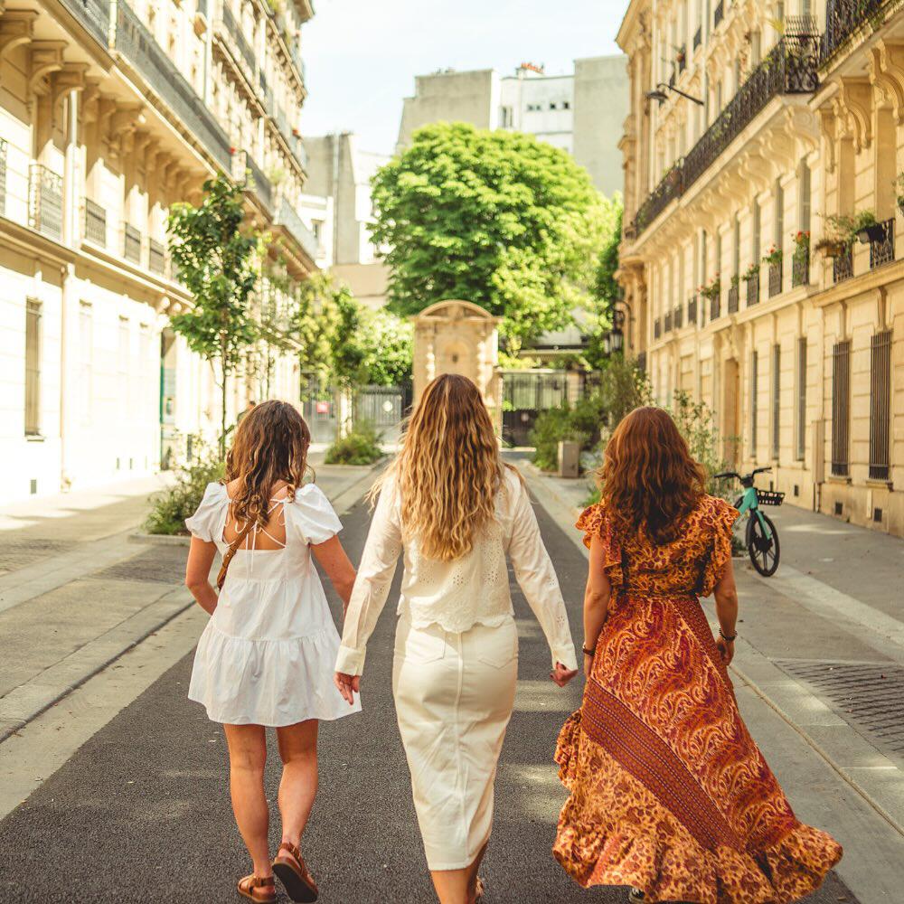 img/merwave-three-girls-curly-hair.jpeg