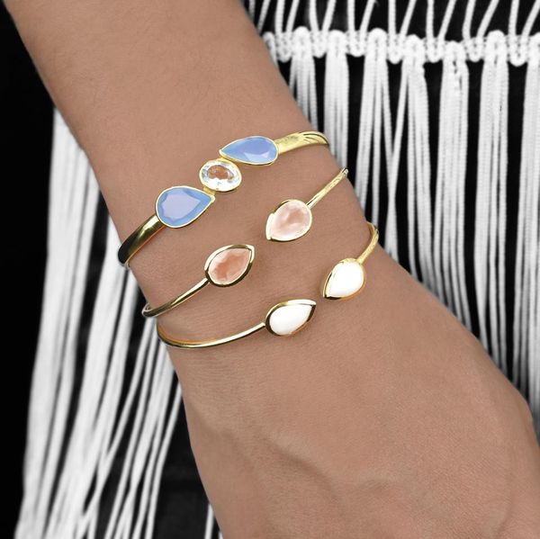 Trois bracelets colorés sur un poignet
