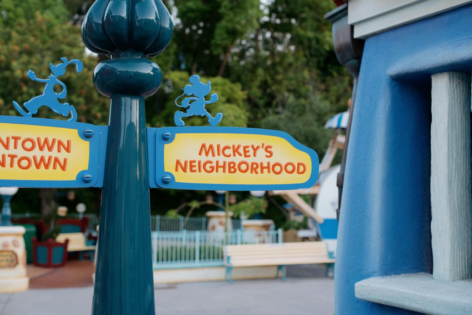 mickeys-neighbourhood-sign-disneyworld.jpeg