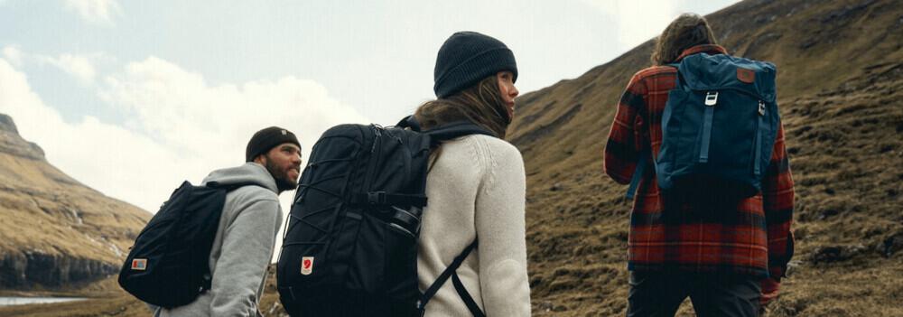 Drei junge Erwachsene mit Fjallräven Rucksack aus dem Modeherz Sortiment