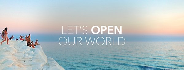 Groupe de personnes devant la mer avec slogan "Let&apos;s open our world"