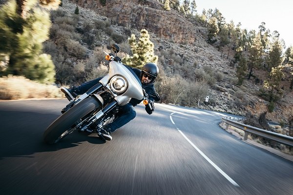 Motorradfahrer auf Landstraße