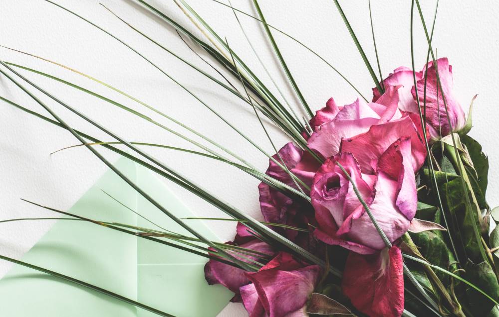 grüne Muttertagskarte mit einem Strauß Rosen