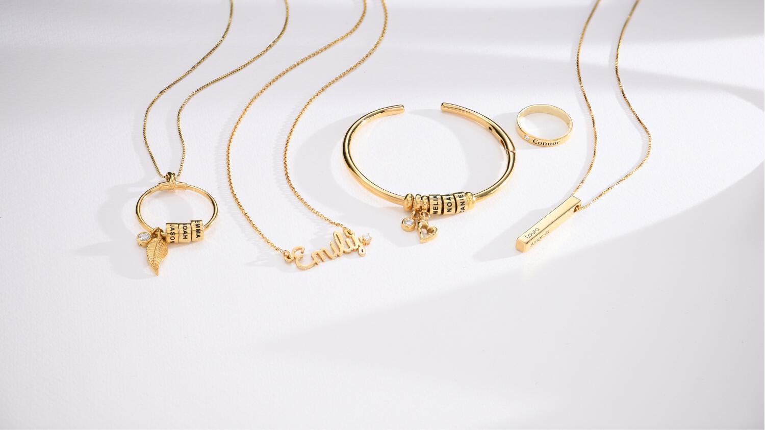 trois colliers, un bracelet et une bague Myka