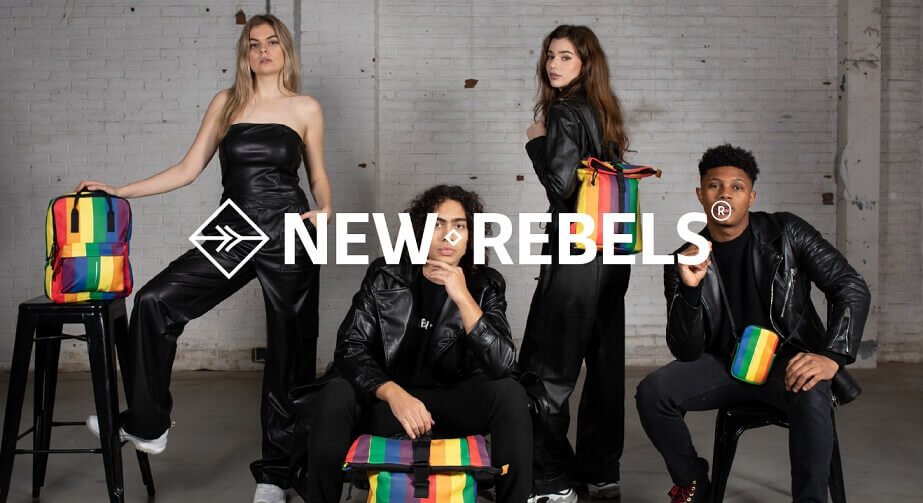 Banner für die New Rebels Gutscheinseite: Junge Menschen präsentieren Regenbogen-Taschen