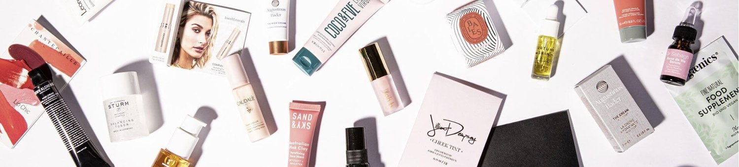 Banner für die Niche Beauty Rabattcode Seite: Foto vieler verstreuter Beauty-Produkte