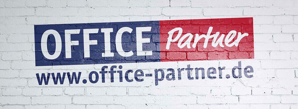 Banner der Seite für OFFICE Partner Gutscheine: Unternehmenslogo und URL auf weißer Ziegelsteinwand