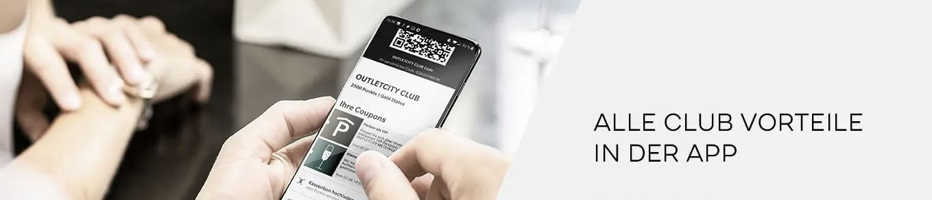 Banner für die Clubvorteile von OUTLETCITY mit Foto von Smartphone mit geöffneten App Coupons