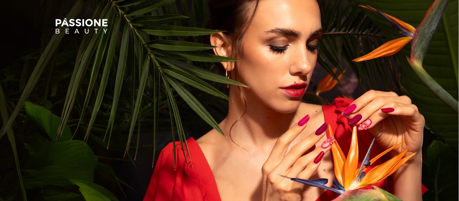 Photo Passione Beauty montrant une mannequin portant du vernis à ongles