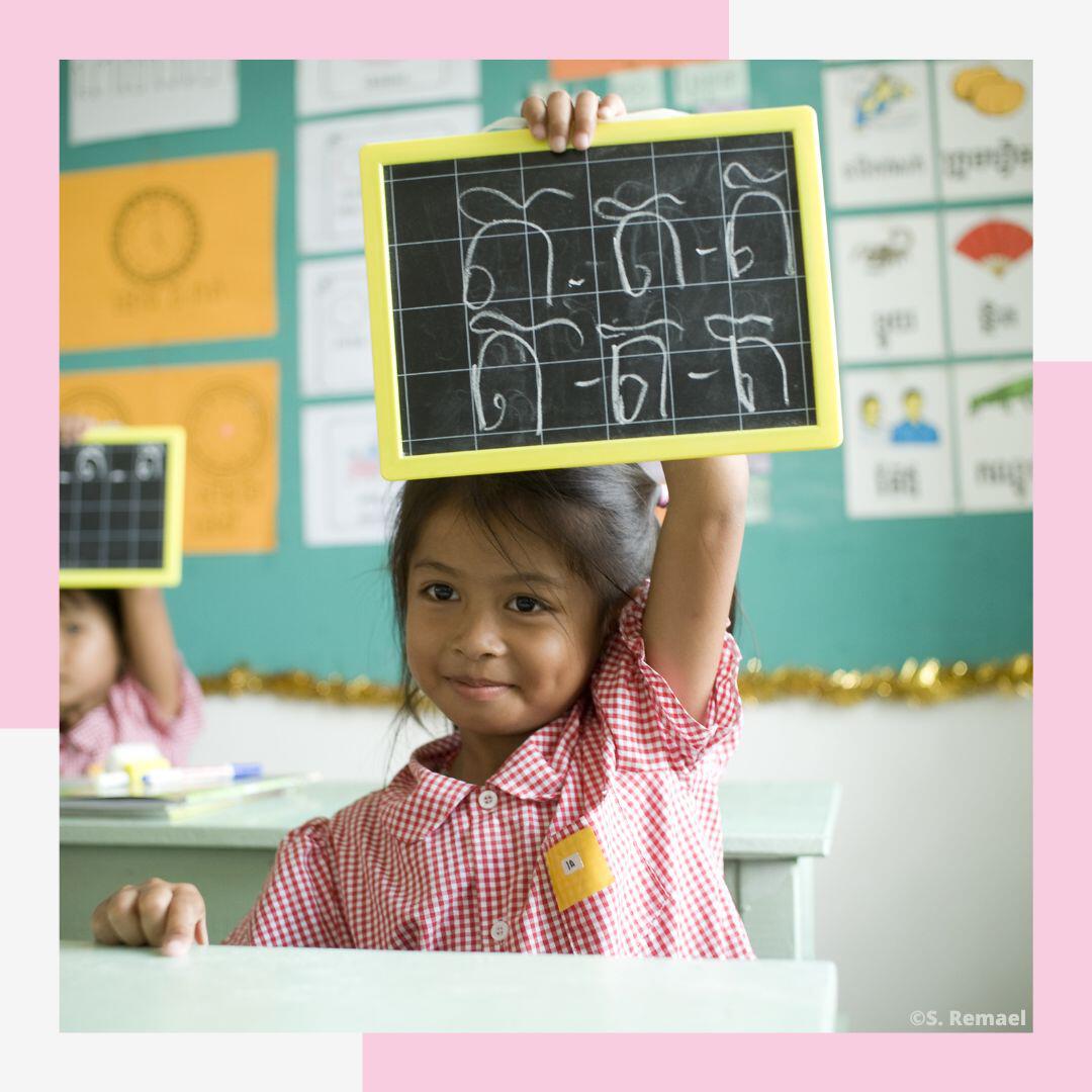 Petite fille en maternelle avec Toutes à l'école