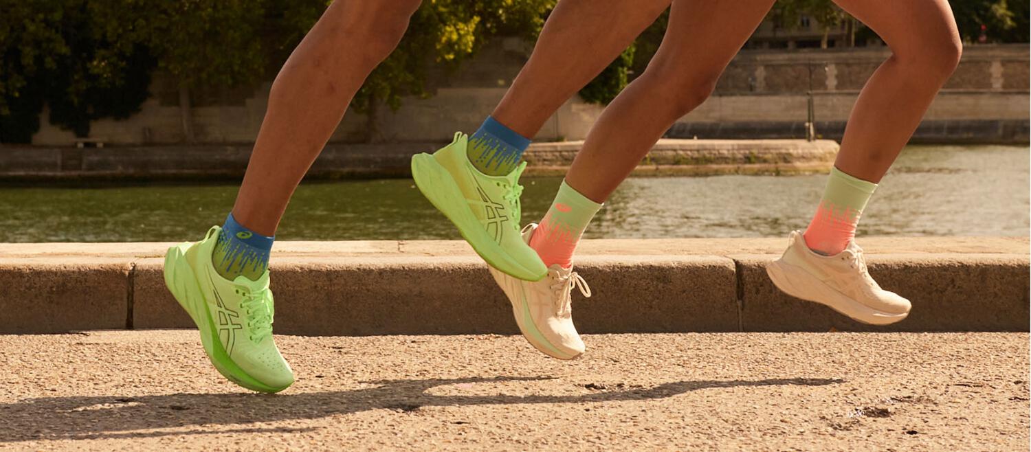 photo de deux paires de chaussures Asics vertes fluo et blanches en pleine course