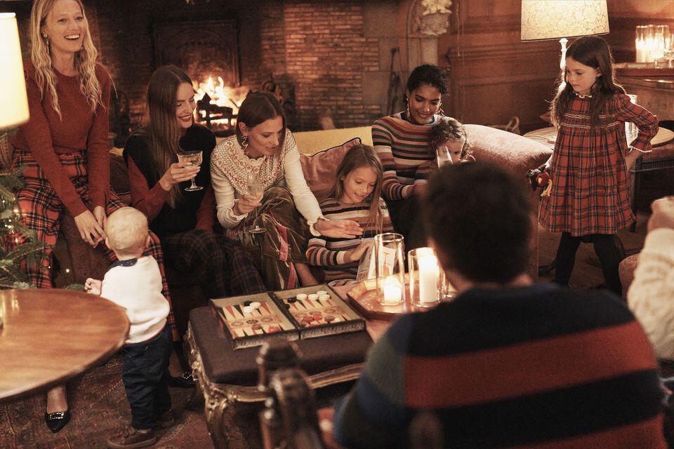 photo d'une famille pendant les fêtes de Noël portant des tenues Boden