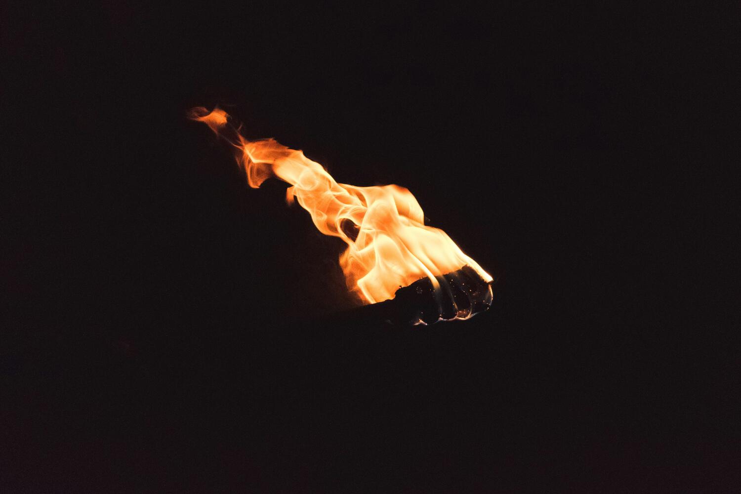 photo d&apos;Igor Lepilin montrant une flamme dans l&apos;obscurité