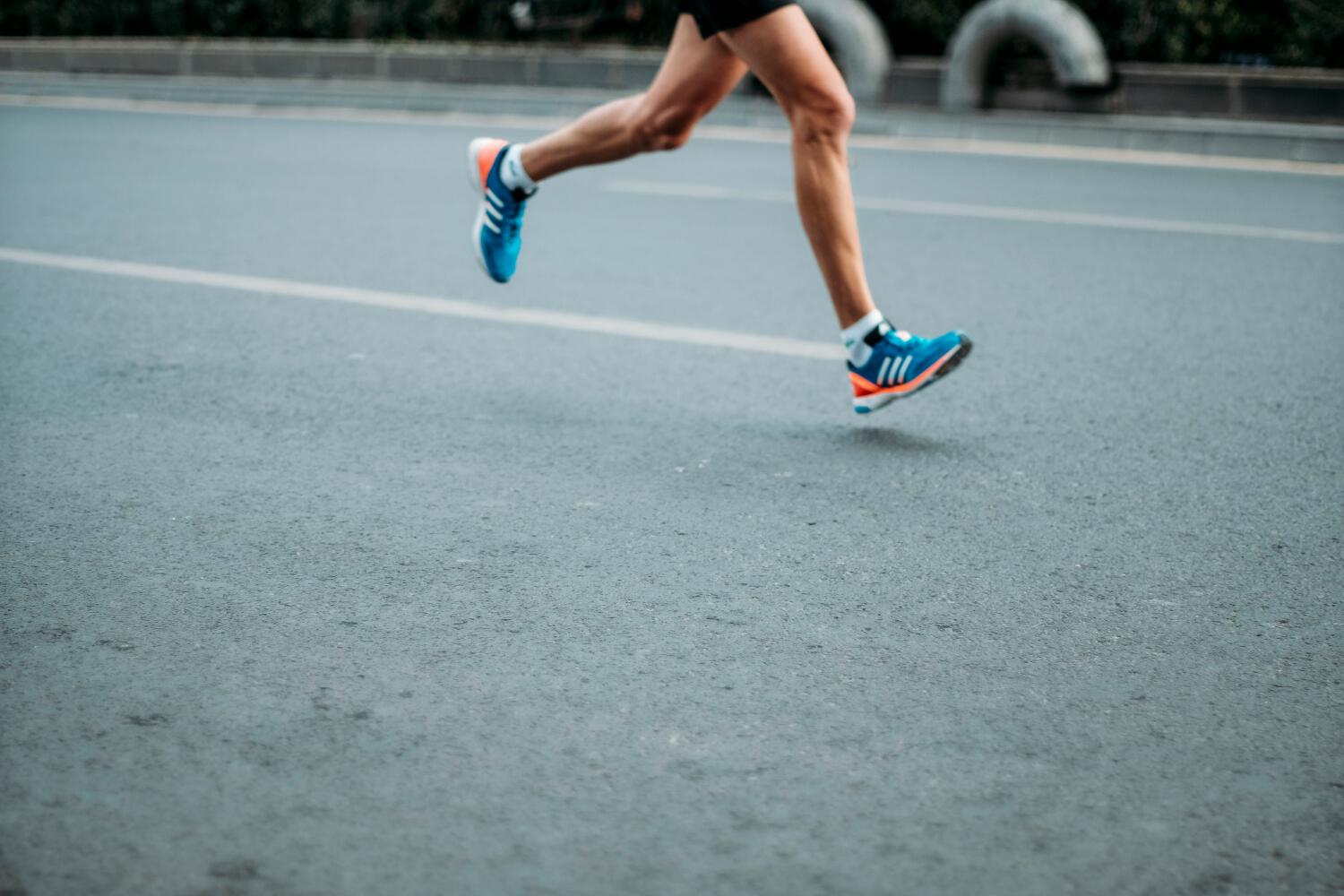 photo unsplash montrant les jambes d&apos;un coureur en mouvement