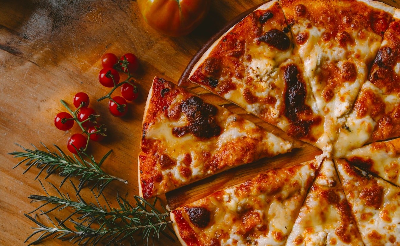 Frische Pizza mit viel Käse und frischen Tomaten