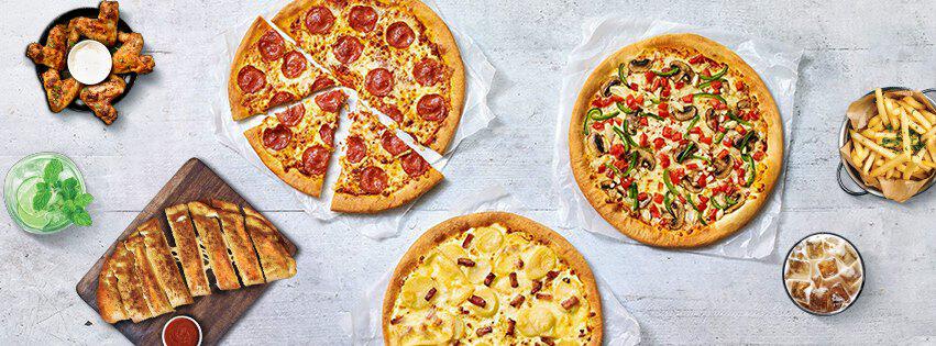 trois pizzas et portion de frites vu de haut