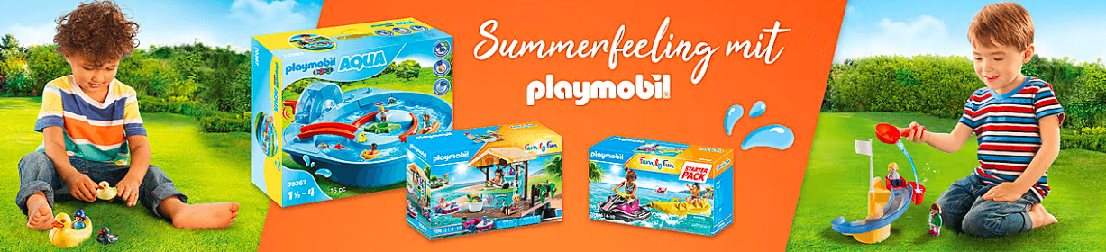 zwei kleine Kinder spielen draußen mit Playmobil Wasserspielzeug