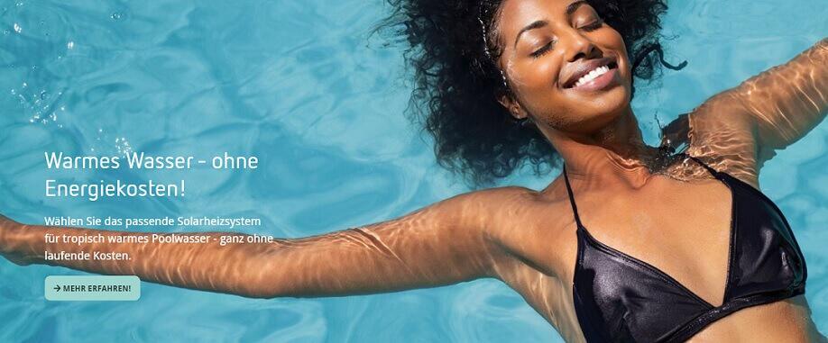 Frau im Bikini lässt sich im Pool treiben mit Hinweis darauf, dass Solarheizsysteme von Poolomio Energiekosten sparen können