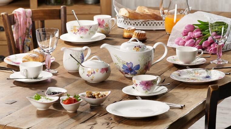 Eine gedeckte Kaffeetafel mit Porzellangeschirr mit Blumenmuster