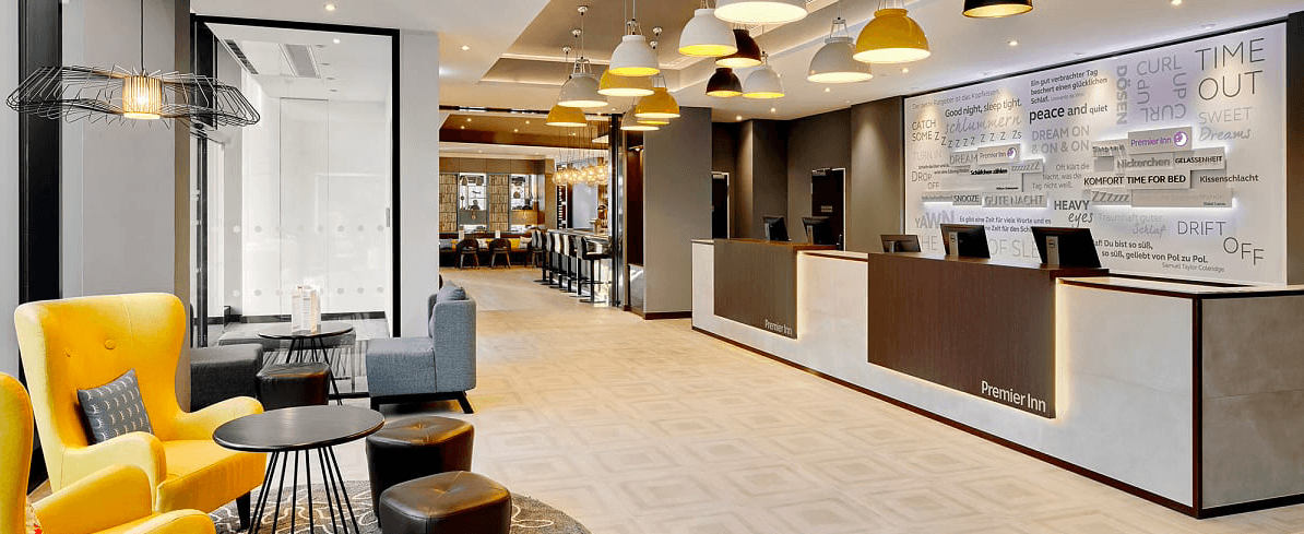 Der Empfangsbereich im Premier Inn Hamburg