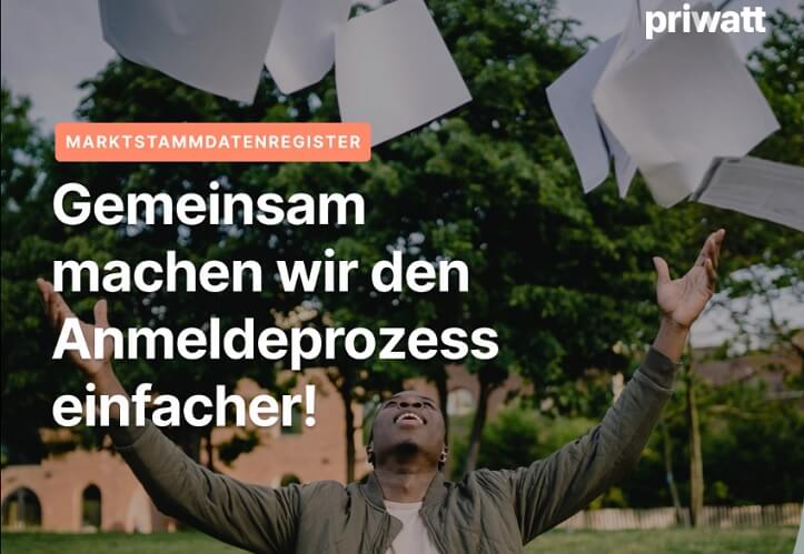 Person wirft Papierkram in die Luft mit Hinweis auf die kostenlose Anmeldung des priwatt Balkonkraftwerks