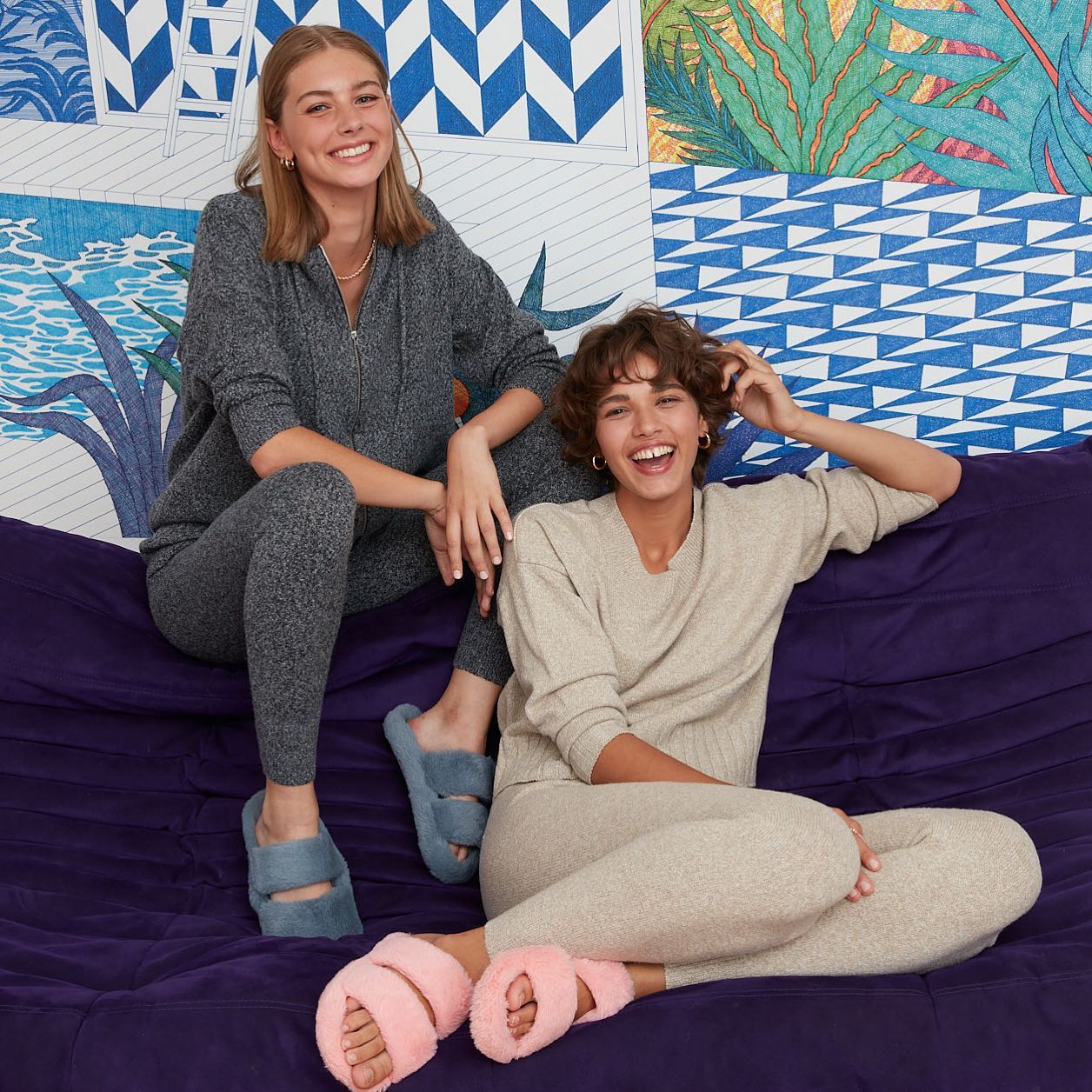 Deux femmes portant des pyjamas Tezenis