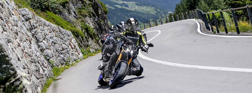 Groupe de motards roulant sur une route de montagne
