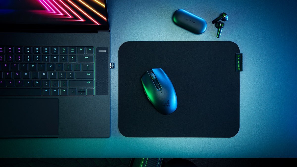 Ordinateur portable, tapis de souris et souris Razer