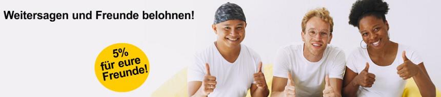 drei Menschen zeigen Daumen hoch für das Freunde-Werben-Programm von ReifenDirekt