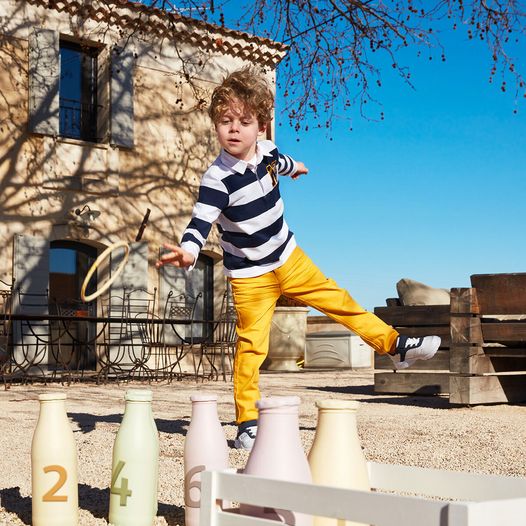 Enfant dehors qui joue