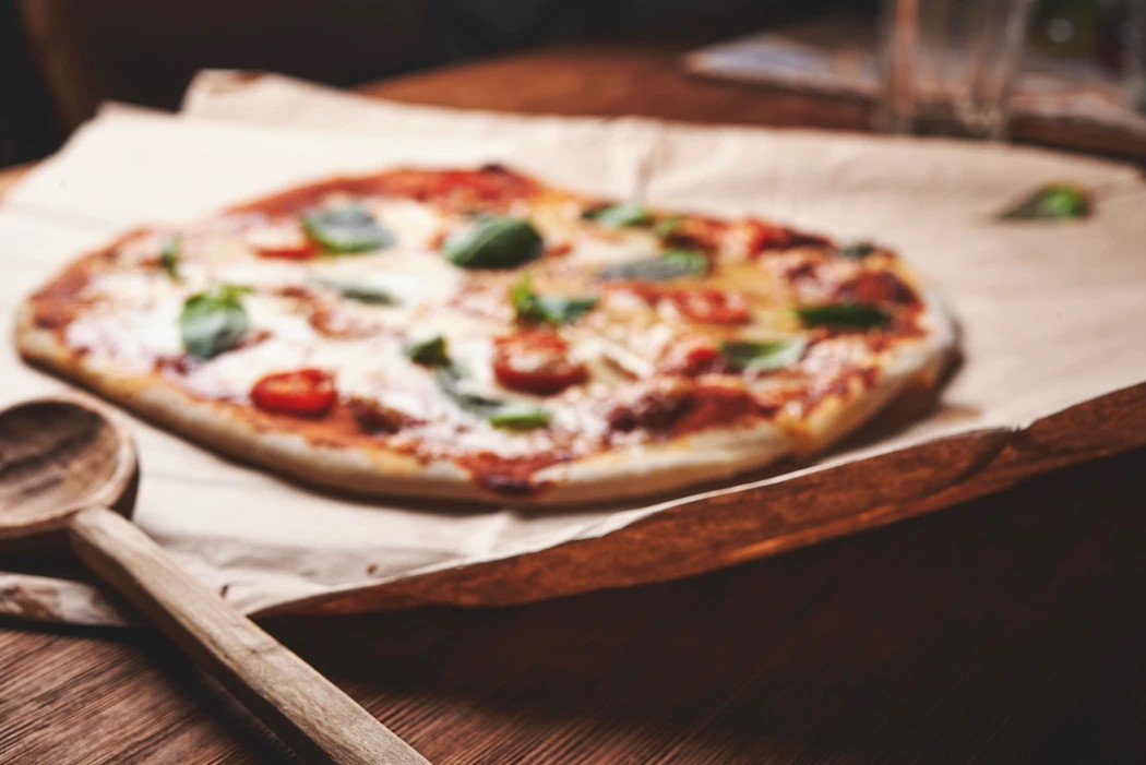 Pizza posée sur une table en bois
